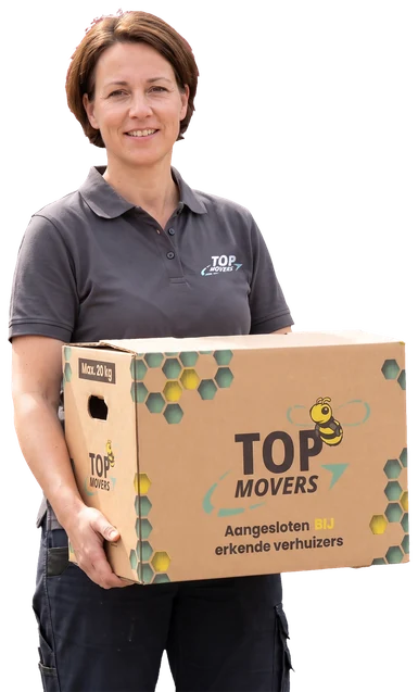 Verhuizster met kort haar draagt een Top Movers-verhuisdoos