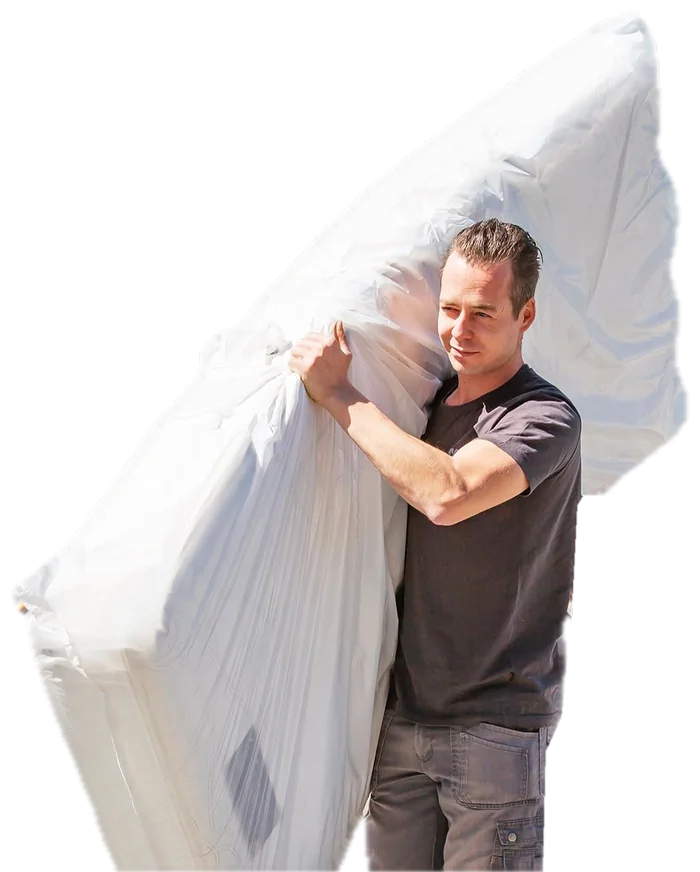 Medewerker van De Bresser draagt een matras