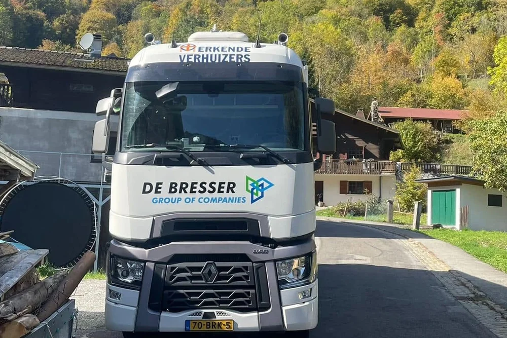 Verhuiswagen van De Bresser in een dorp in de Alpen