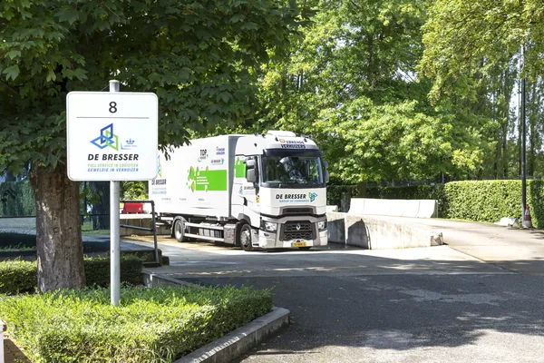 Het bord met huisnummer 8 en het logo van De Bresser, met een verhuiswagen erachter