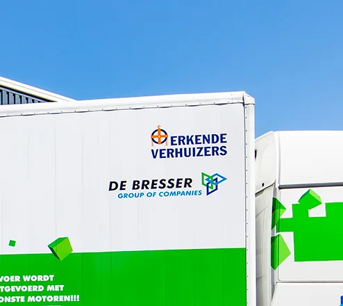 Achterkant van een De Bresser-verhuiswagen met het logo van Erkende Verhuizers
