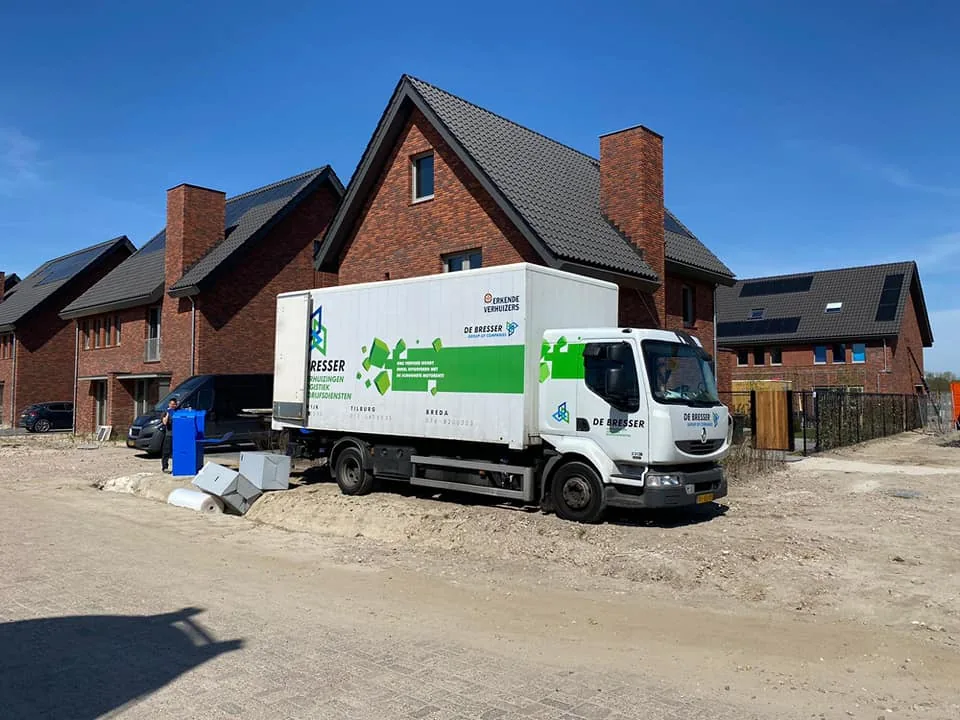 Verhuiswagen van De Bresser bij nieuwbouwwoningen