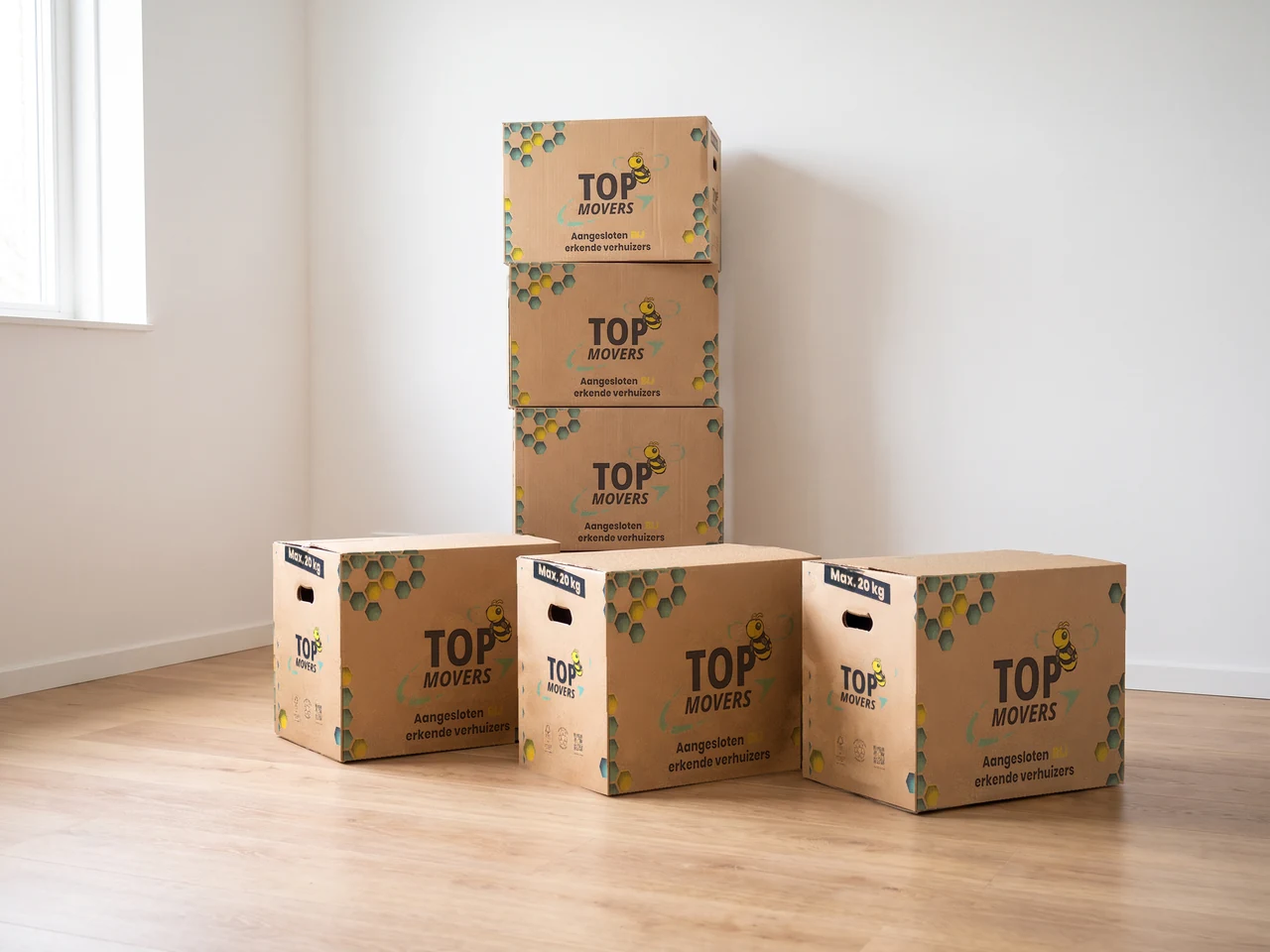 Stapel Top Movers-verhuisdozen in een lege kamer