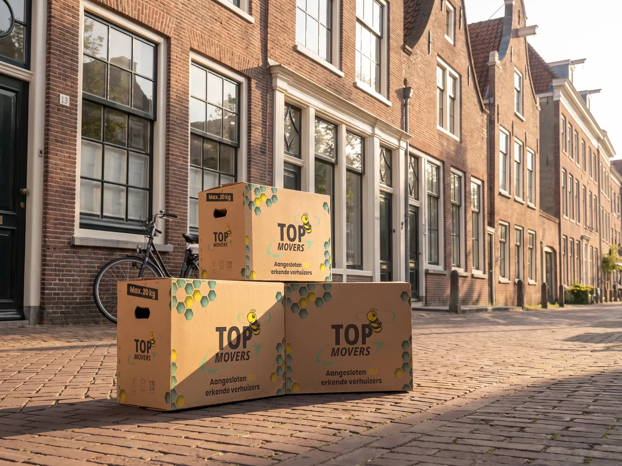 Top Movers-verhuisdozen op straat in een oude binnenstad