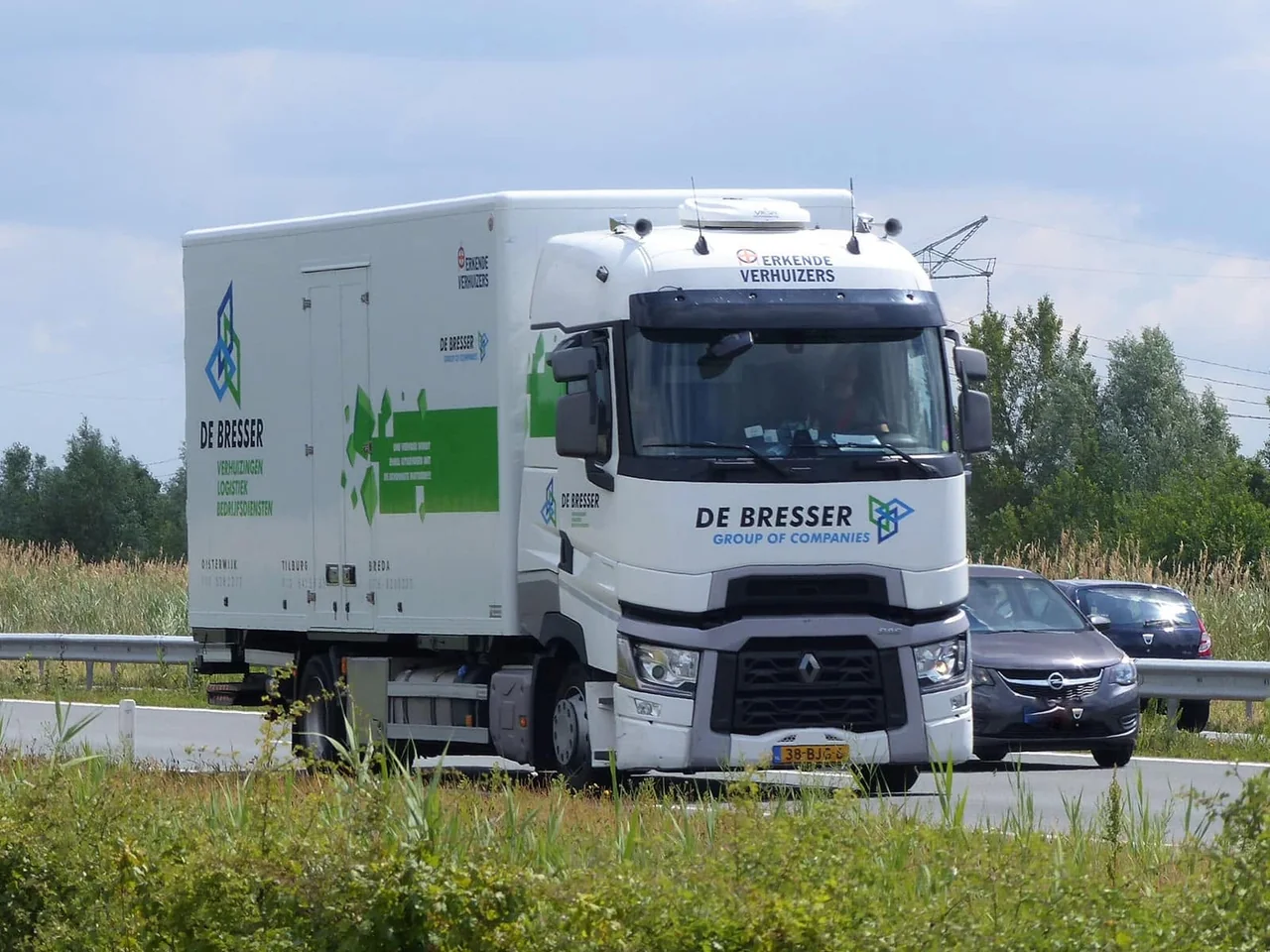 Vrachtwagen van De Bresser met de opdruk Erkende Verhuizers onderweg op de snelweg