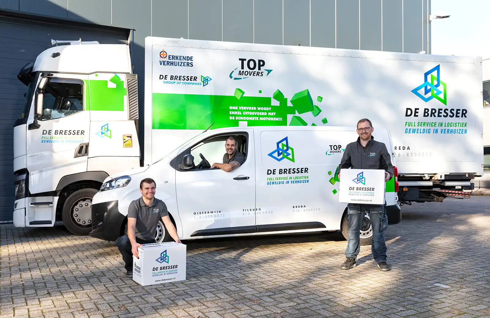 Het team van De Bresser met verhuisdozen voor de vrachtwagens bij de vestiging in Tilburg