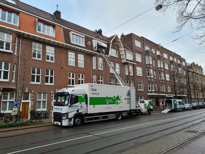 Verhuislift van De Bresser aan een woonblok