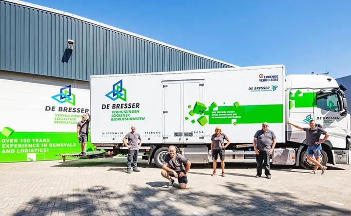Het team van De Bresser voor een verhuiswagen
